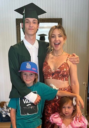 Ryder Robinson with her mother, Kate Hudson and siblings. 